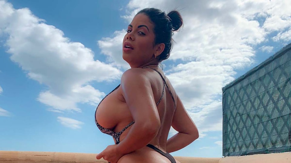 SEXMEX Tomando un baño . Kesha Ortega