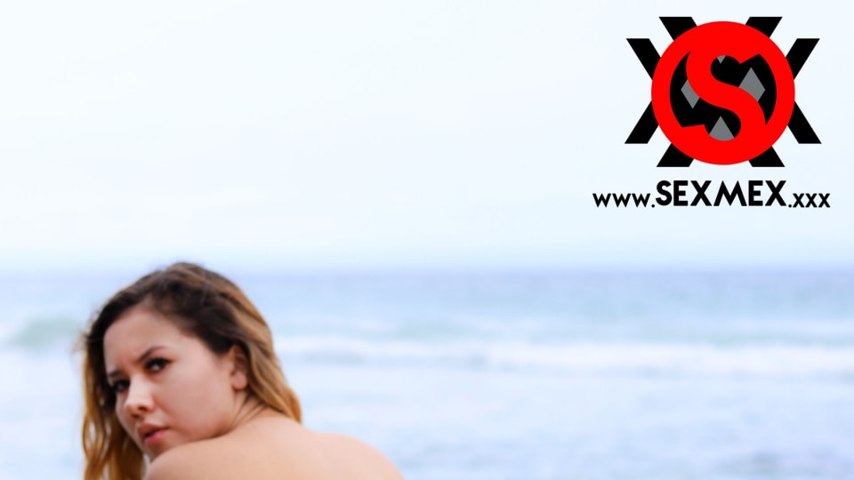 SEXMEX Hermanastra pequeña en la playa escondida . Esmeralda Duarte