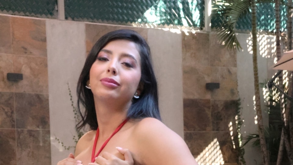 SEXMEX MILF GOT FUCKED IN THE POOL . Lina Henao