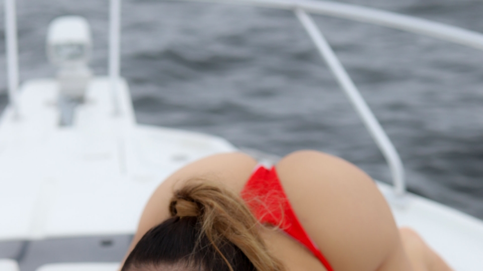 SEXMEX madrastra e hijastra pagan con cuerpo su paseo en yate . Esmeralda Duarte y Dasha