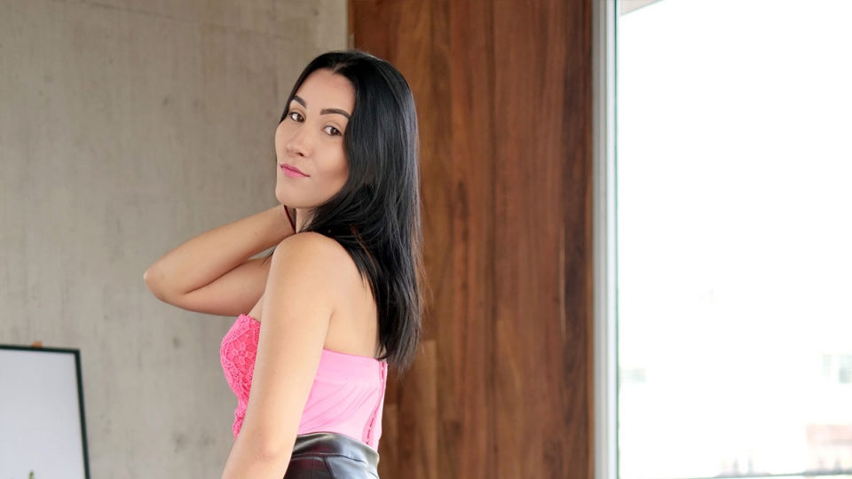 SEXMEX Angie Miller . Novia Cachonda