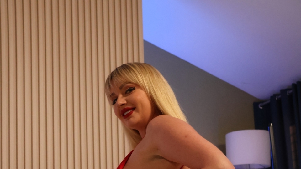 SEXMEX Sexy Rubia Salvada Por No Spider Man . Emily Thorne