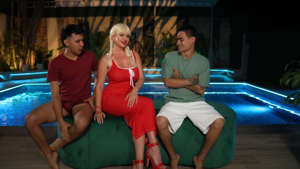 SEXMEX COMFORTING THE SEXY STEPMOM . Emily Thorne