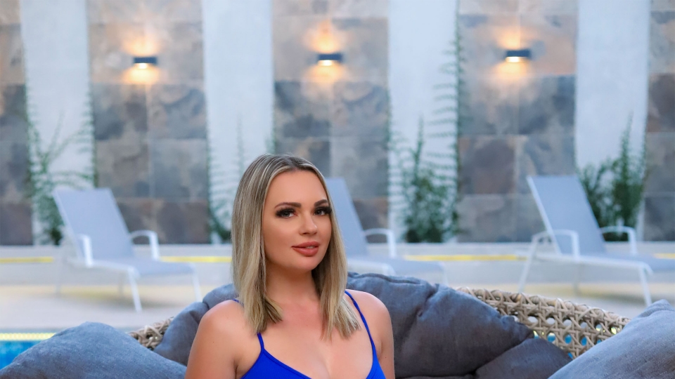 SEXMEX She needs two men . Emily Thorne