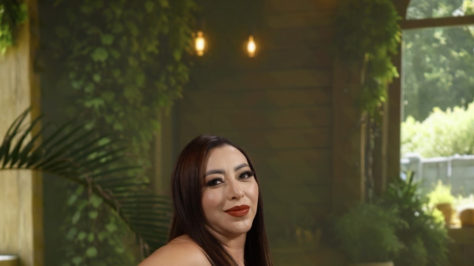 SEXMEX THE BUSTY MILF AND THE WAITERS . Kari Cachonda