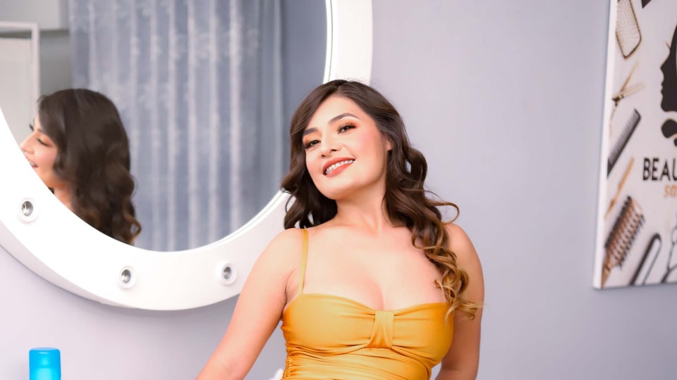SEXMEX 経済的に困った美容師 . Connie García